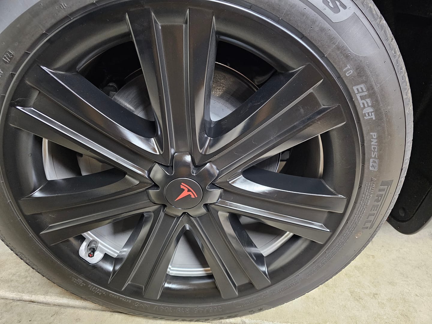 Customer photo review of TESPLUS 19'' Arachnid Style Wheel Cover for Model S/Y
