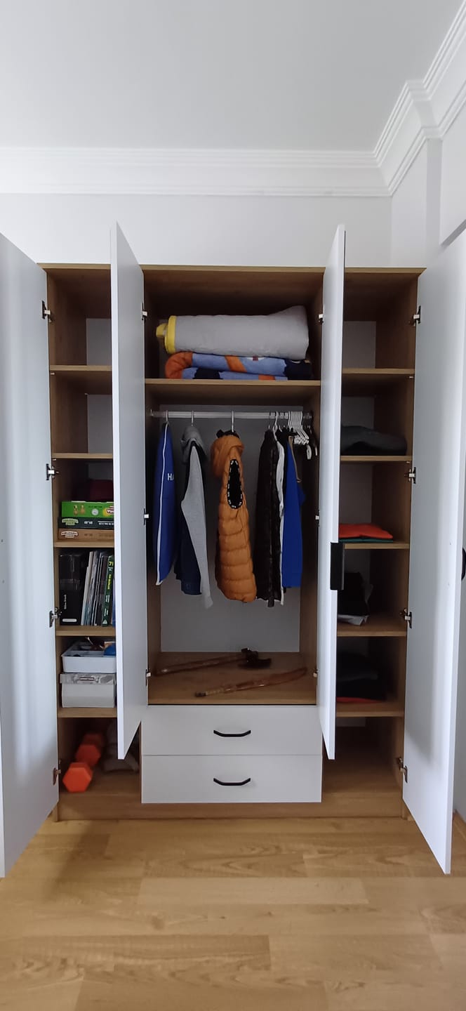 Customer photo review of Rani BA131 Geniş Gardırop Elbise Dolabı Aynalı Kapaklı 2 Çekmeceli 13 Raflı 1 Askılı Sepet Ceviz - Beyaz