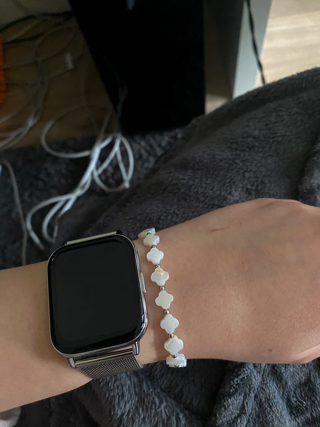 Customer photo review of White Clovers Armband | 18K vergoldet
