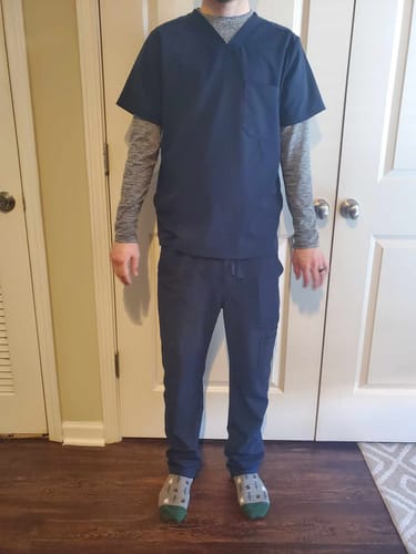 Customer photo review of Men's Straight-Cut 9-Pocket Cargo Pants