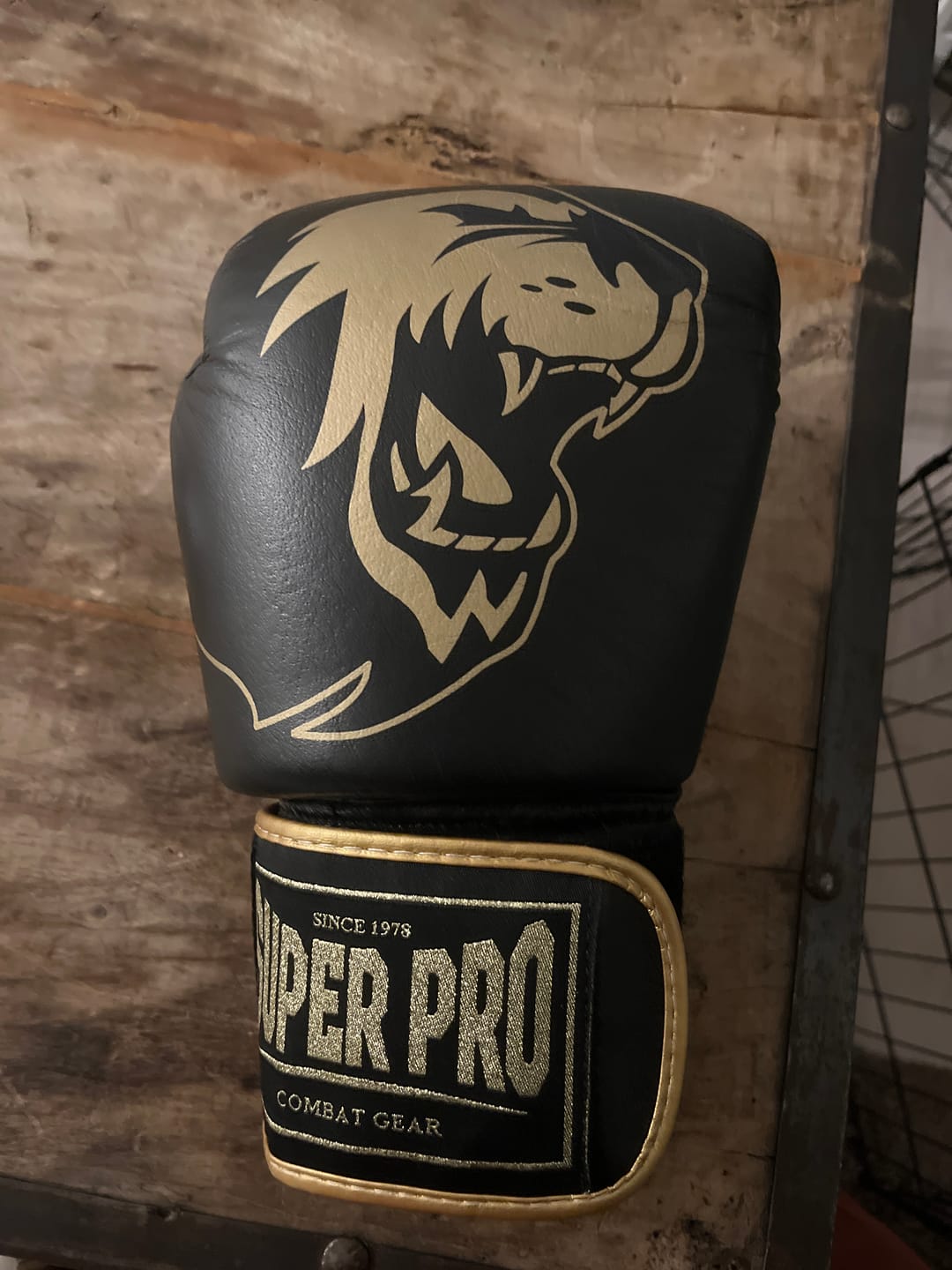 Customer photo review of Super Pro Bokshandschoenen Warrior - Zwart/Goud/Wit
