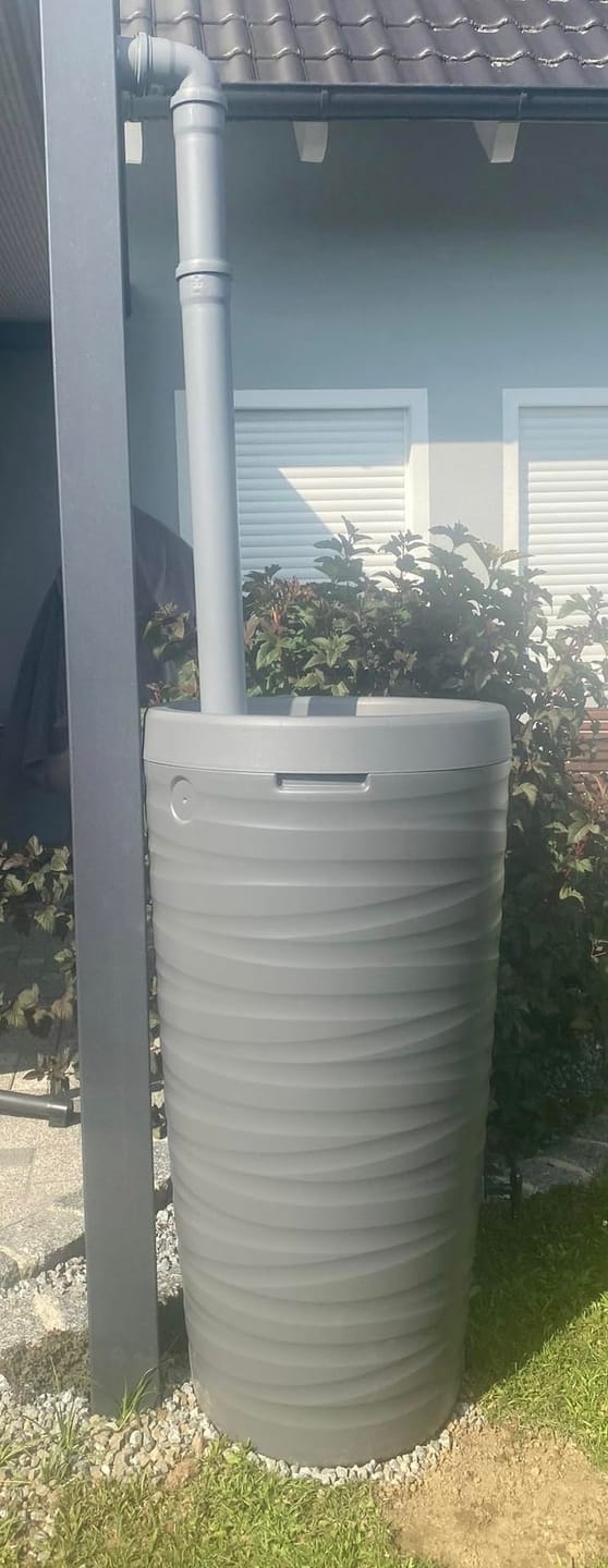 Customer photo review of YourCasa Regentonne 240 Liter [Wave Design] Regenfass Frostsicher aus Kunststoff - Regenwassertonne mit Wasserhahn