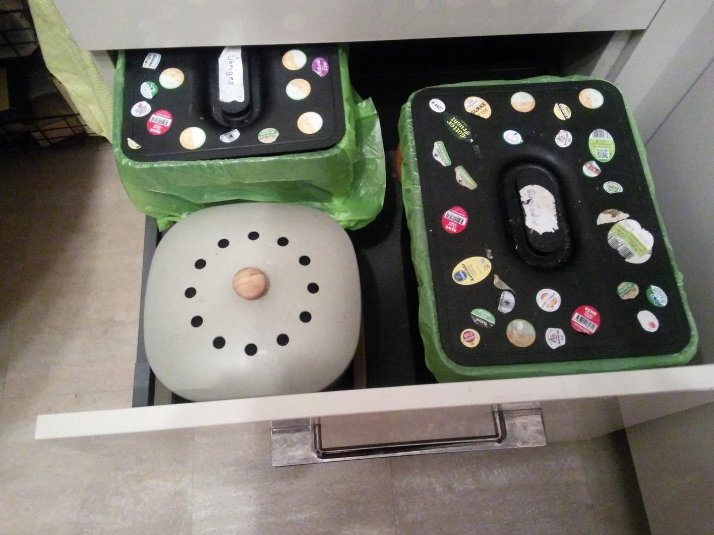 Customer photo review of YourCasa® Komposteimer - Biomülleimer Küche - geruchsdicht & abwaschbar - nachhaltiger Bio Mülleimer mit Deckel & Filter im schlichten Design