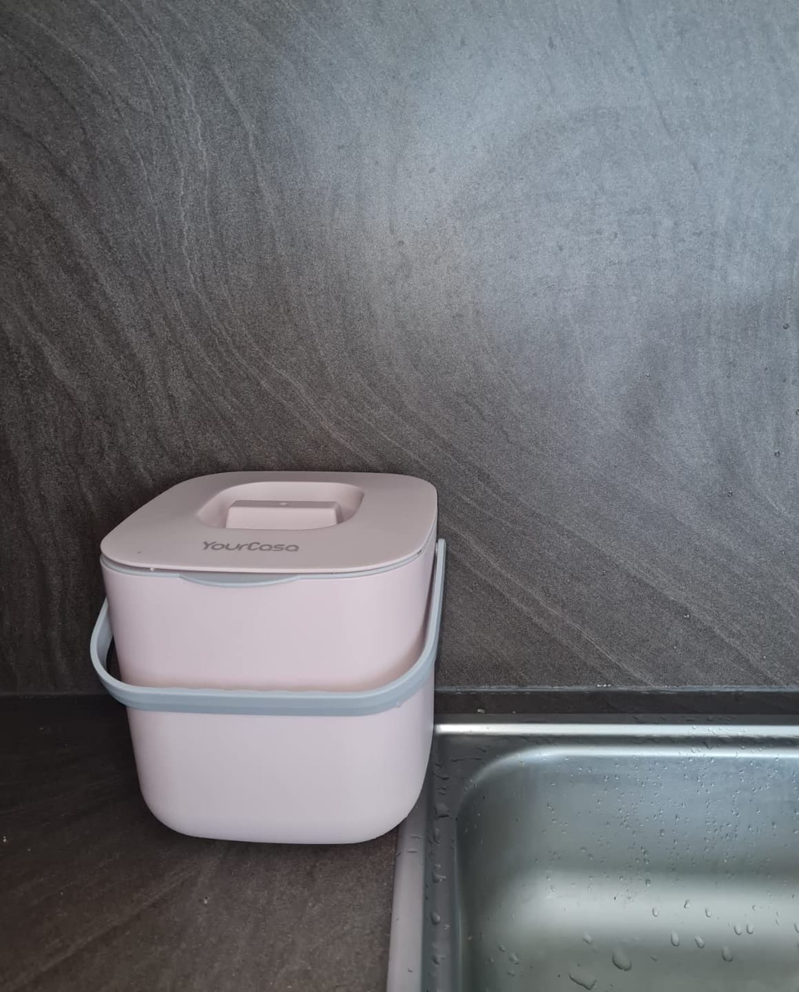 Customer photo review of YourCasa® Komposteimer - 7L - für alltäglichen Biomüll in der Küche - Spülmaschinenfest - geruchsdicht- herausnehmbarer Inneneinsatz - Bio Mülleimer mit Deckel Biomülleimer Küche