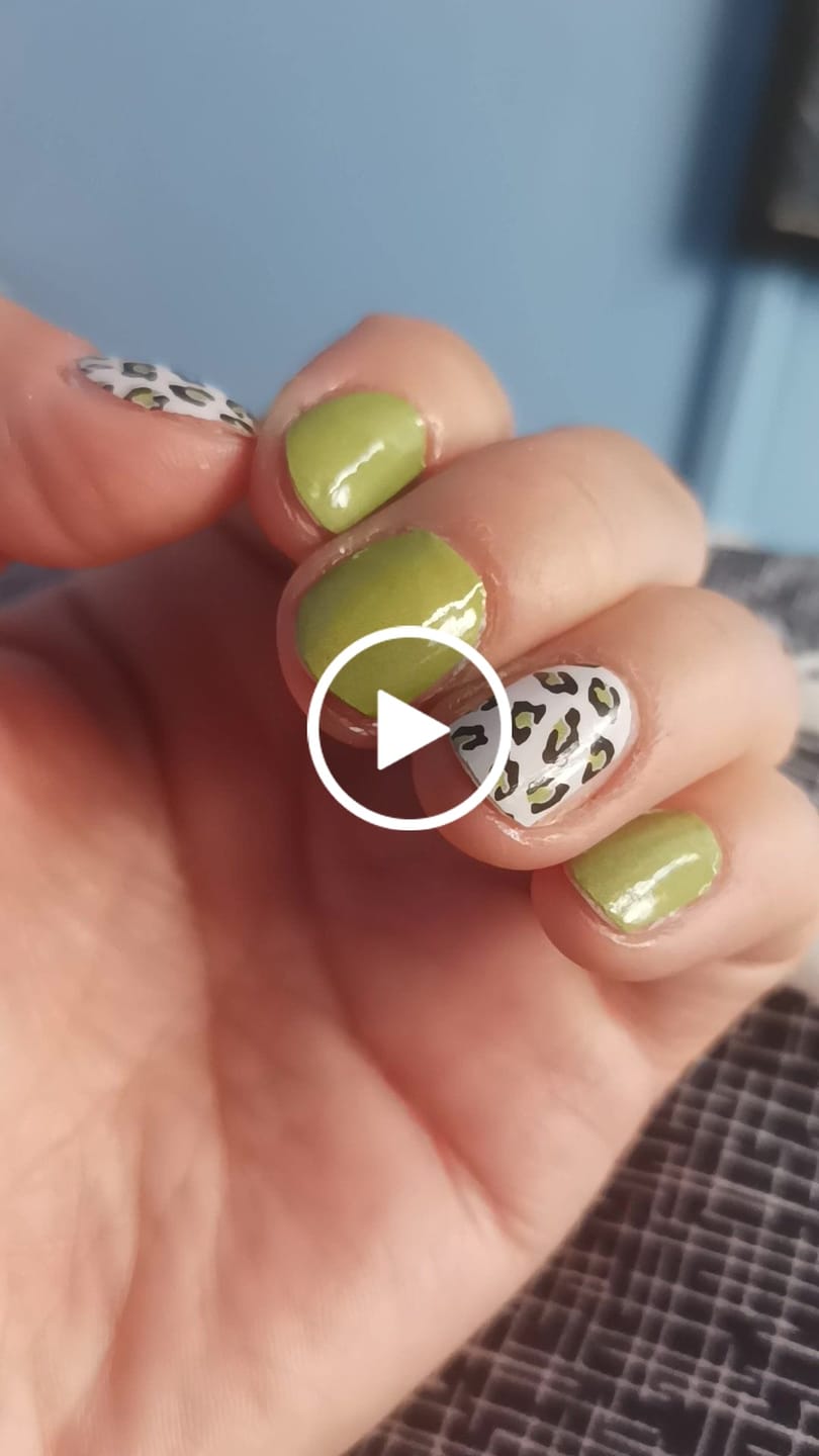 Customer video review of Animal Print Verde | Stickers de Esmalte