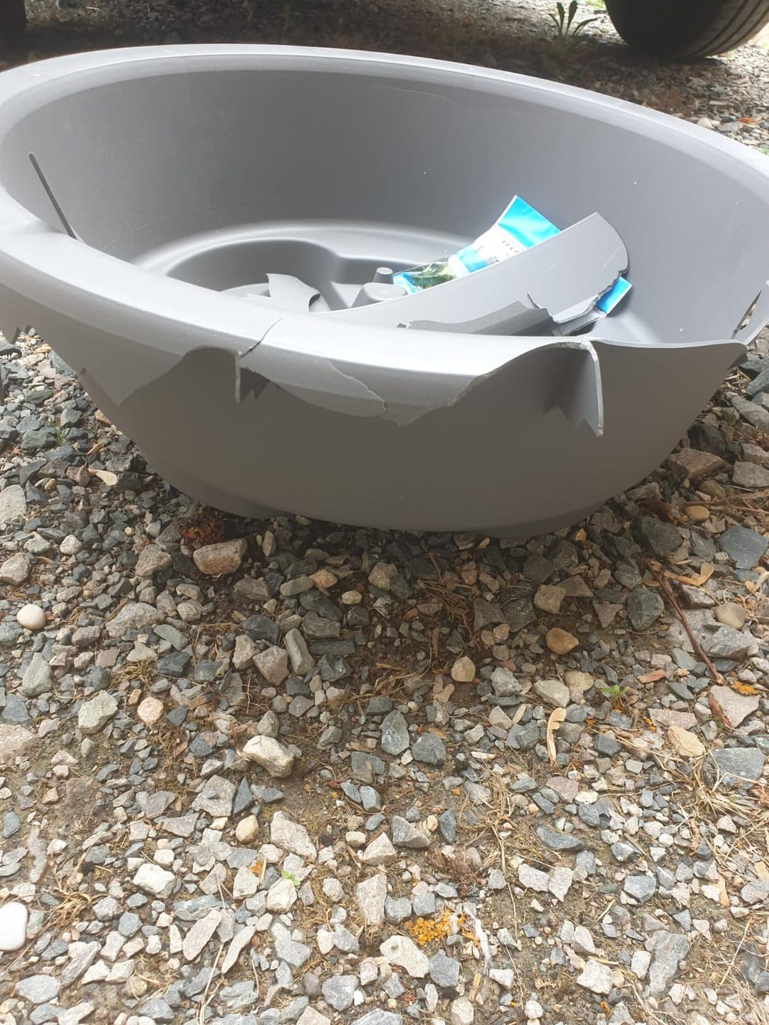 Customer photo review of YourCasa Regentonne 240 Liter [Wave Design] Regenfass Frostsicher aus Kunststoff - Regenwassertonne mit Wasserhahn