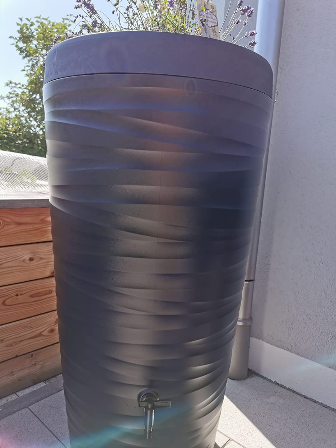 Customer photo review of YourCasa Regentonne 240 Liter [Wave Design] Regenfass Frostsicher aus Kunststoff - Regenwassertonne mit Wasserhahn