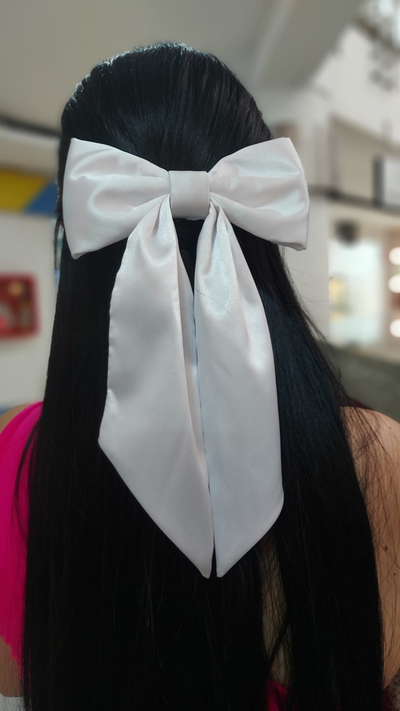 Customer photo review of Moño - EXTRA Large Bow