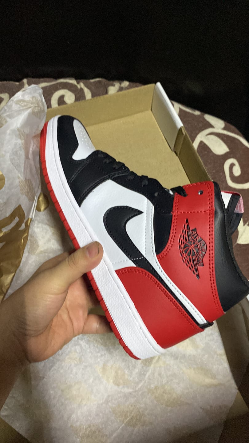 Customer photo review of Tenis Retro 1 Chicago Black