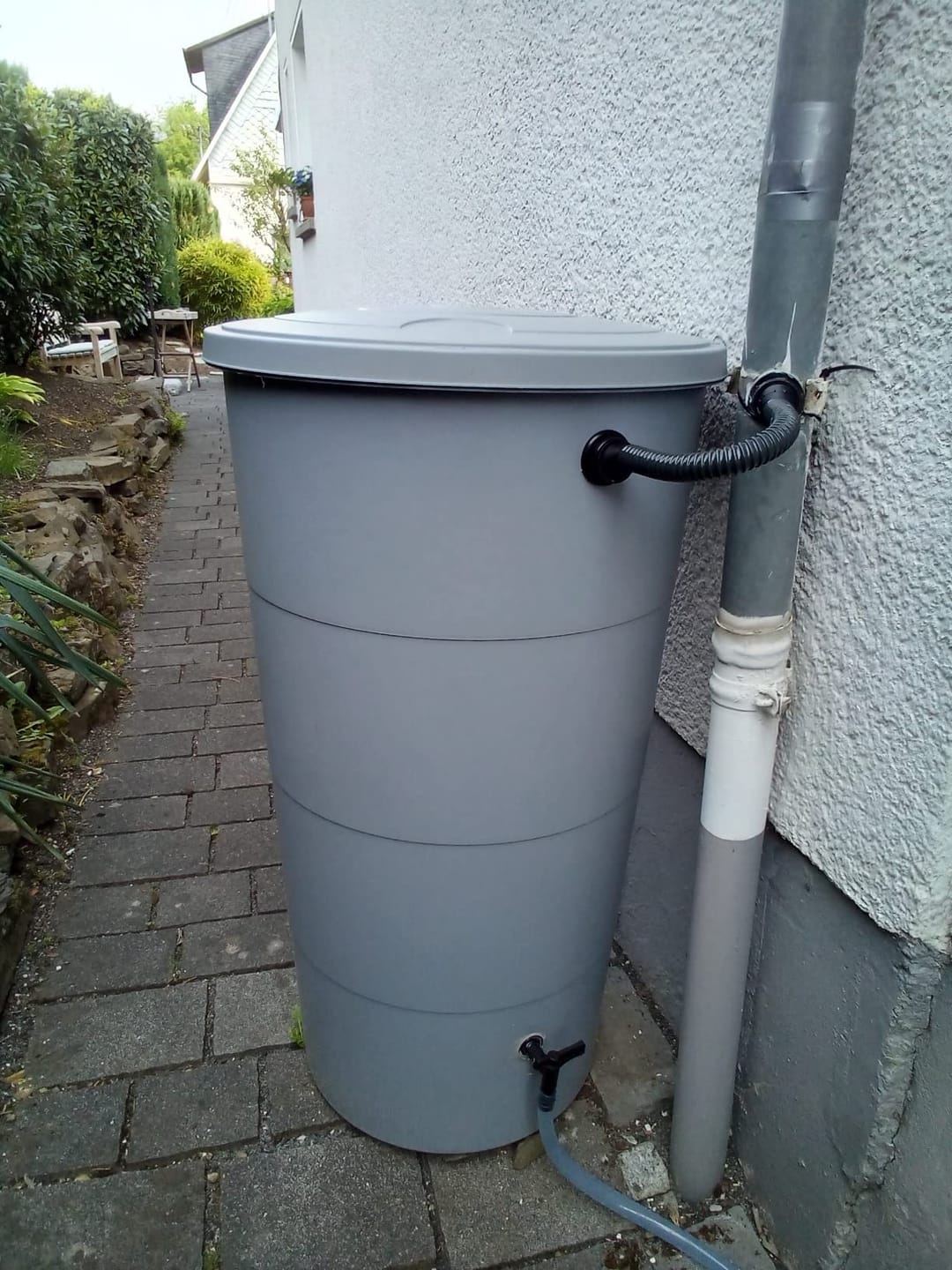 Customer photo review of YourCasa Regentonne 160/200 [inklusive Regensammler] Regenfass mit Fallrohr Anschluss Set - Regenwassertonne mit Wasserhahn