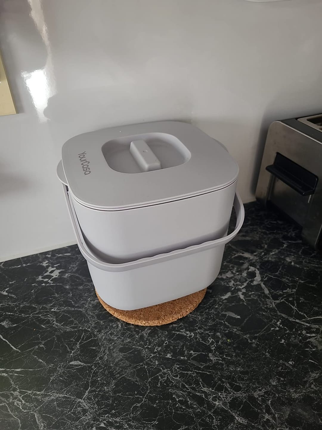 Customer photo review of YourCasa® Komposteimer - 7L - für alltäglichen Biomüll in der Küche - Spülmaschinenfest - geruchsdicht- herausnehmbarer Inneneinsatz - Bio Mülleimer mit Deckel Biomülleimer Küche