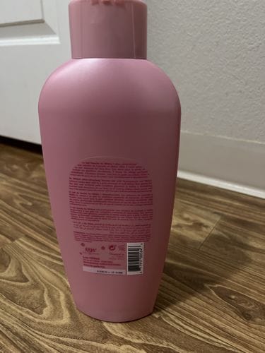 Customer photo review of Fair and White So White! Refreshing Shower Gel With Pomegranate And Melon Extracts (Jumbo-1000ml / 33.81 fl oz)