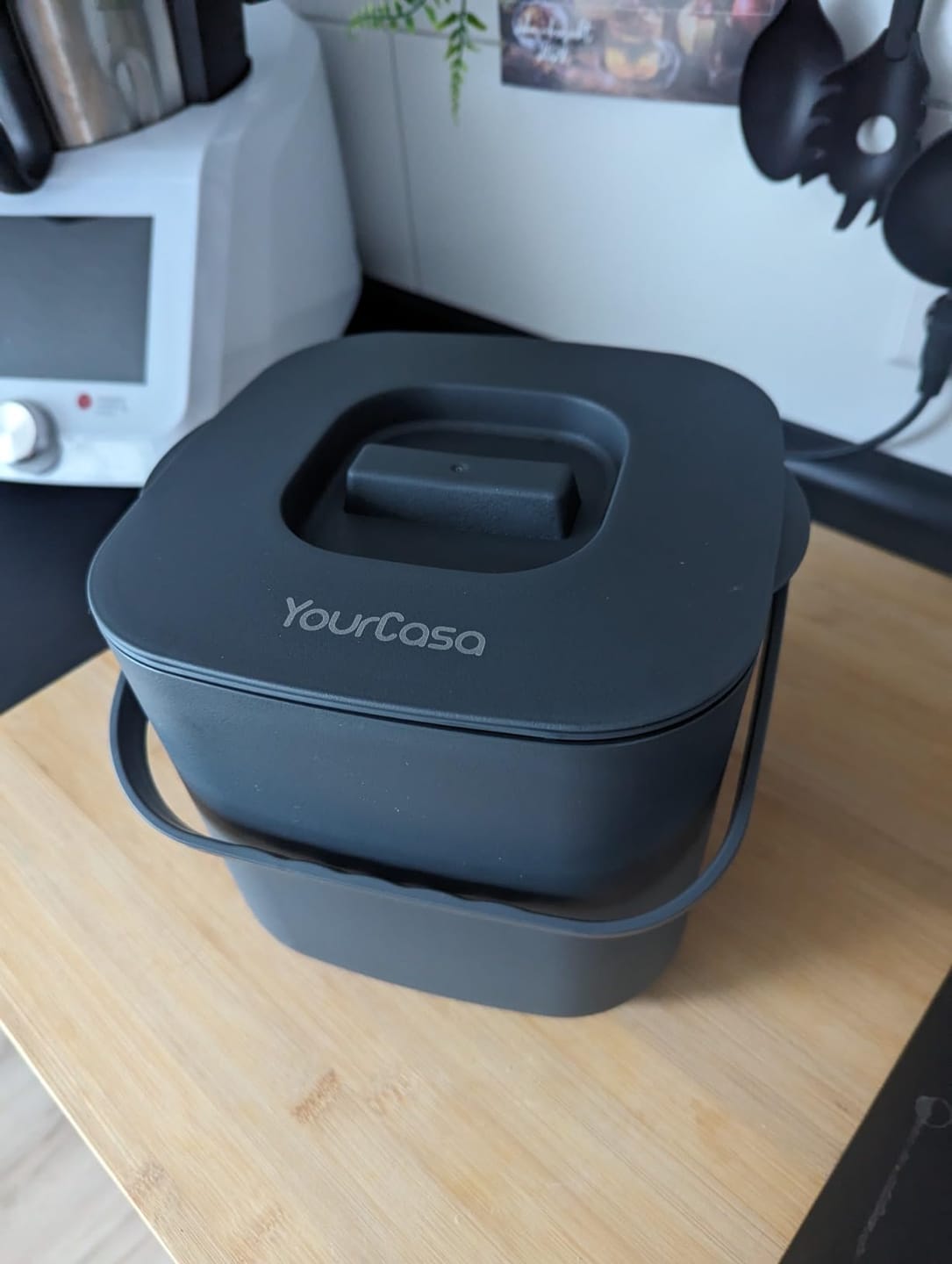 Customer photo review of YourCasa® Komposteimer - 7L - für alltäglichen Biomüll in der Küche - Spülmaschinenfest - geruchsdicht- herausnehmbarer Inneneinsatz - Bio Mülleimer mit Deckel Biomülleimer Küche