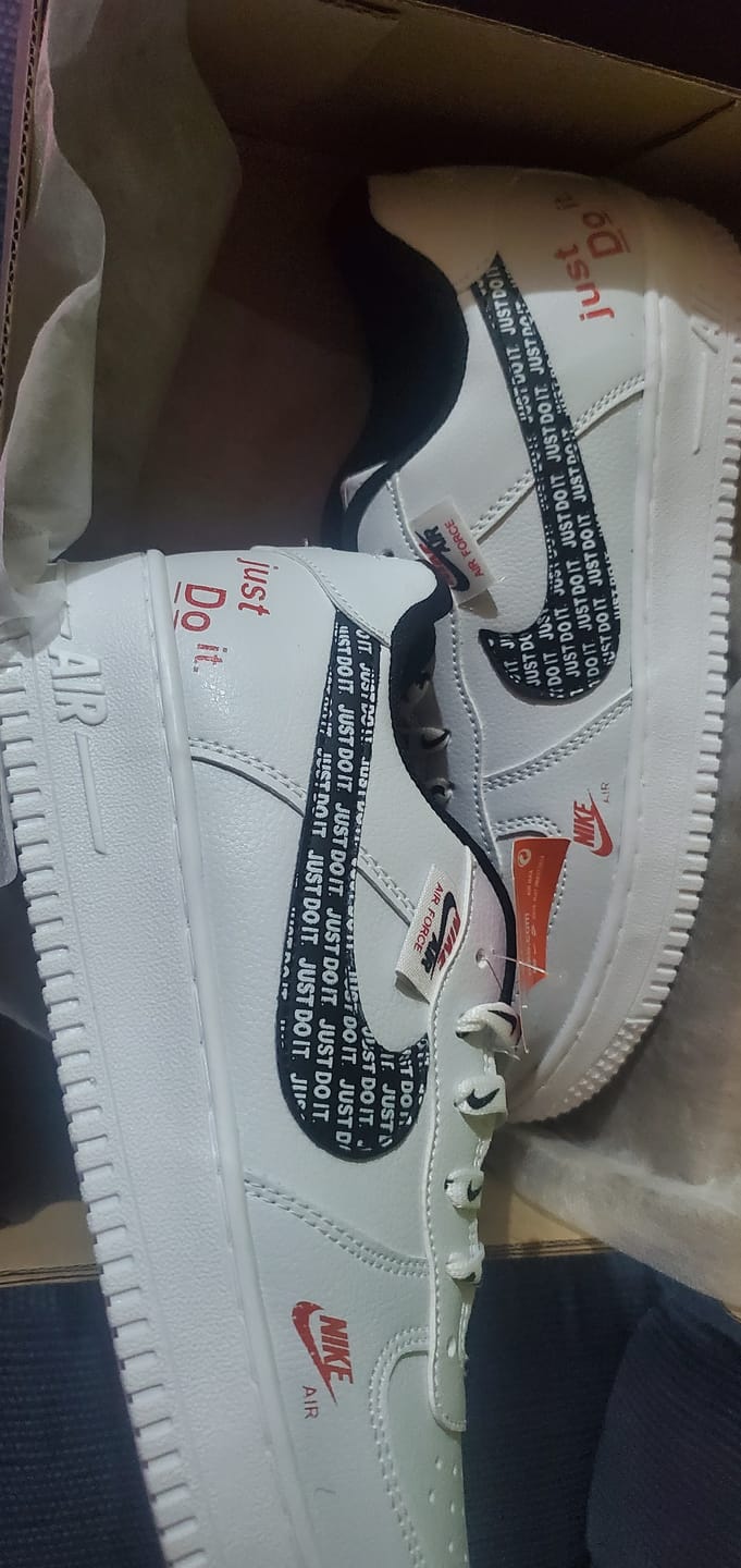 Customer photo review of Tenis 270 Blanco Negro Rojo