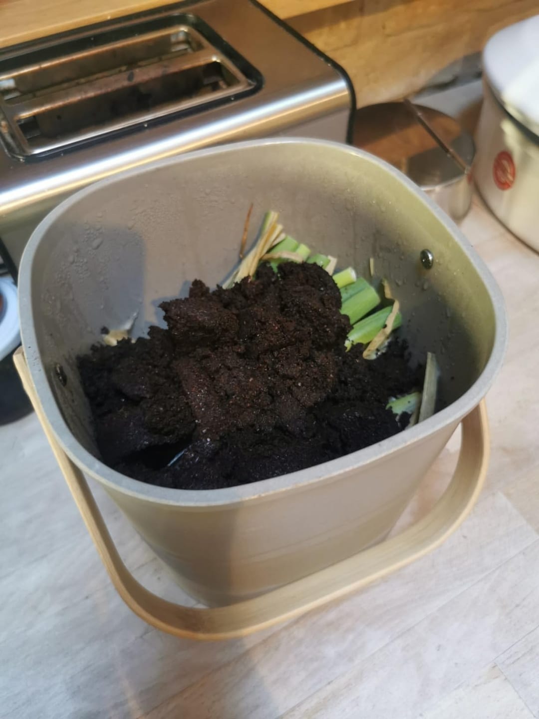 Customer photo review of YourCasa® Komposteimer - Biomülleimer Küche - geruchsdicht & abwaschbar - nachhaltiger Bio Mülleimer mit Deckel & Filter im schlichten Design