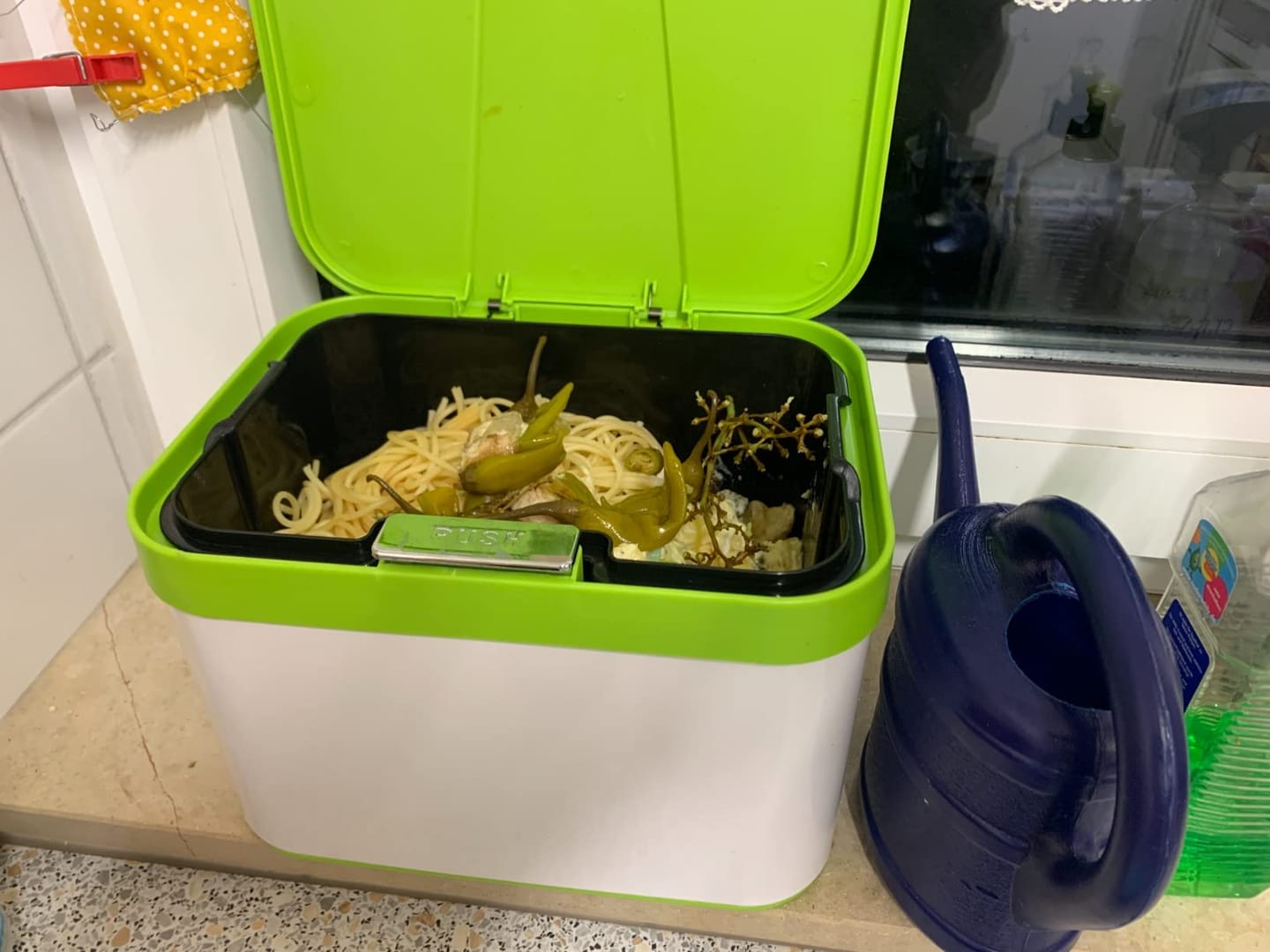 Customer photo review of YourCasa® Edelstahl Komposteimer - 4,3L - für alltäglichen Biomüll in der Küche - Spülmschinenfester Inneneinsatz - geruchsdicht & abwaschbar - Bio Mülleimer mit Deckel Biomülleimer Küche