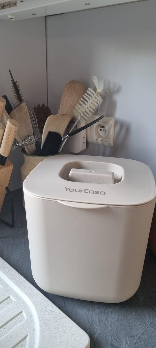 Customer photo review of YourCasa® Komposteimer - 7L - für alltäglichen Biomüll in der Küche - Spülmaschinenfest - geruchsdicht- herausnehmbarer Inneneinsatz - Bio Mülleimer mit Deckel Biomülleimer Küche