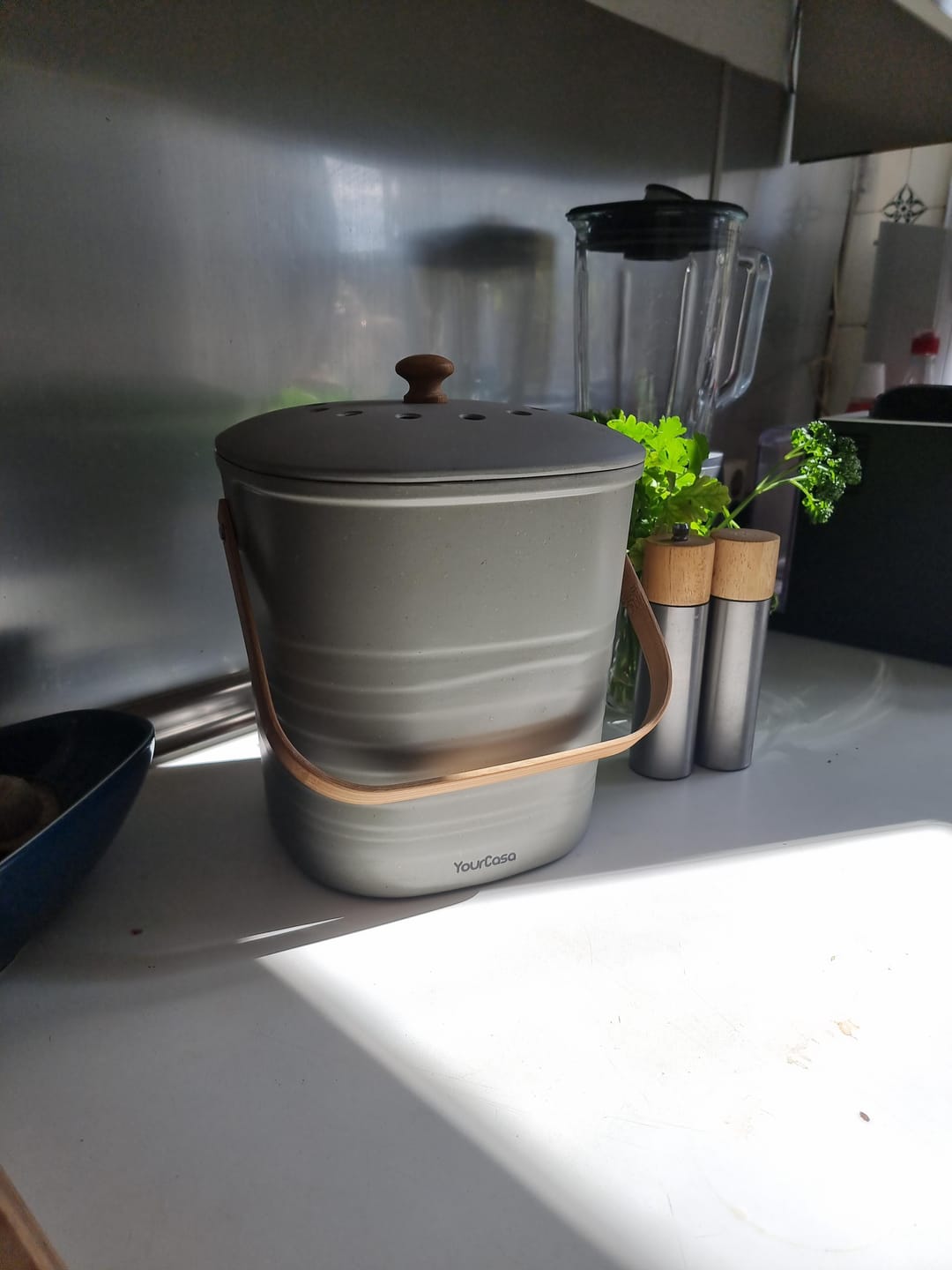 Customer photo review of YourCasa® Komposteimer - Biomülleimer Küche - geruchsdicht & abwaschbar - nachhaltiger Bio Mülleimer mit Deckel & Filter im schlichten Design