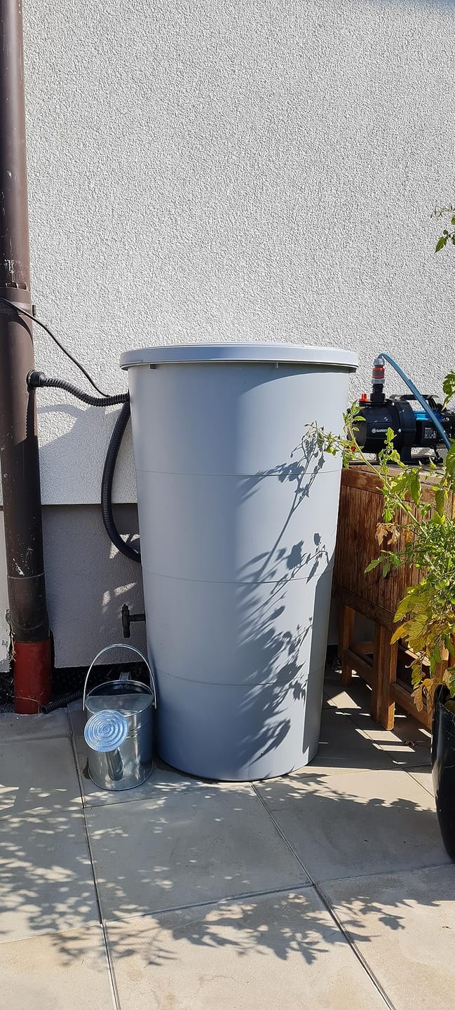 Customer photo review of YourCasa Regentonne 160/200 [inklusive Regensammler] Regenfass mit Fallrohr Anschluss Set - Regenwassertonne mit Wasserhahn