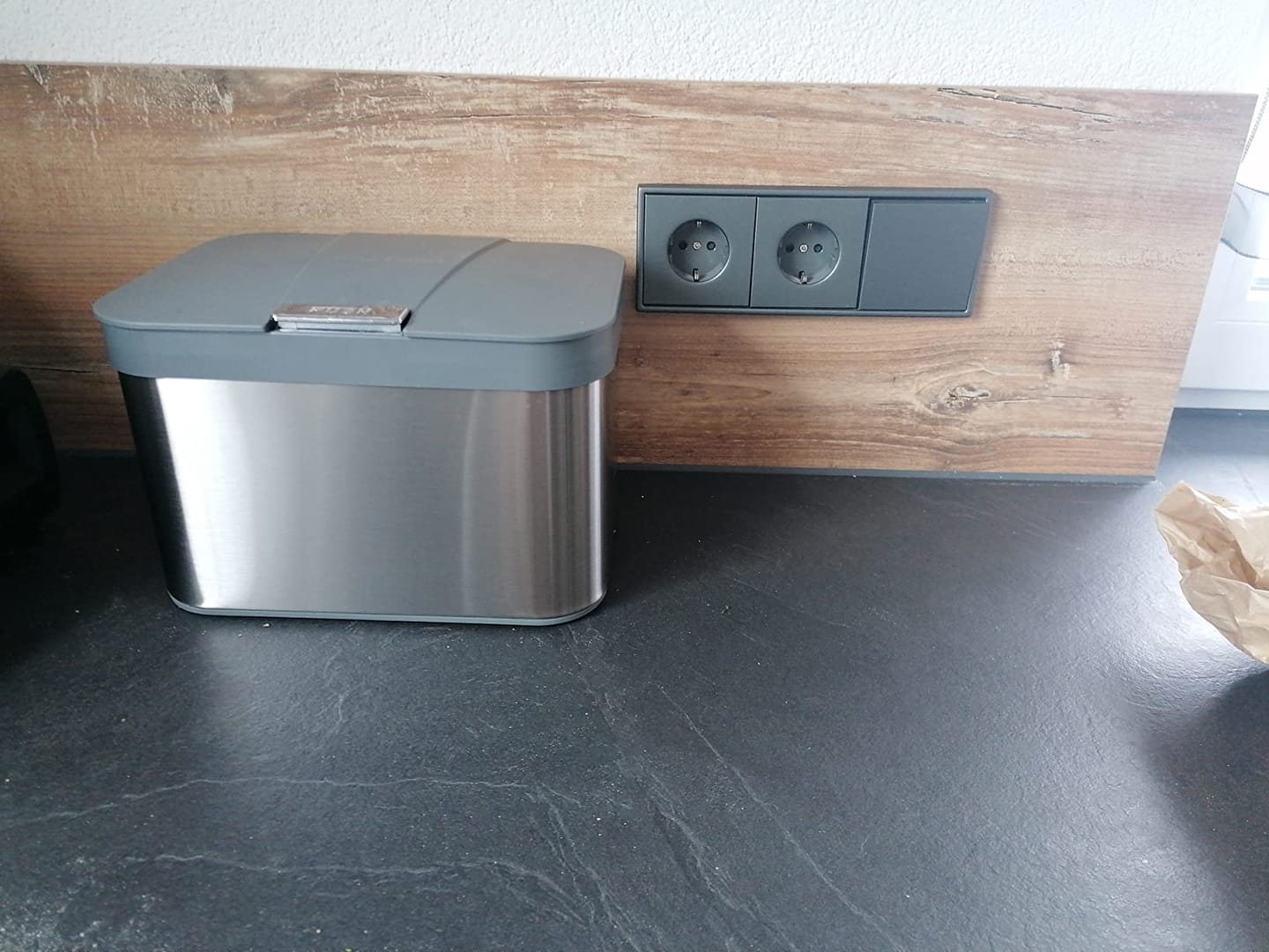 Customer photo review of YourCasa® Edelstahl Komposteimer - 4,3L - für alltäglichen Biomüll in der Küche - Spülmschinenfester Inneneinsatz - geruchsdicht & abwaschbar - Bio Mülleimer mit Deckel Biomülleimer Küche