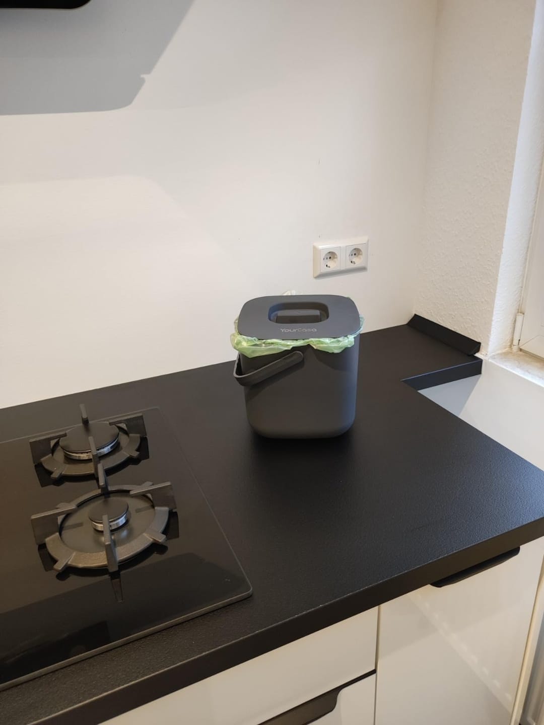 Customer photo review of YourCasa® Komposteimer - 7L - für alltäglichen Biomüll in der Küche - Spülmaschinenfest - geruchsdicht- herausnehmbarer Inneneinsatz - Bio Mülleimer mit Deckel Biomülleimer Küche