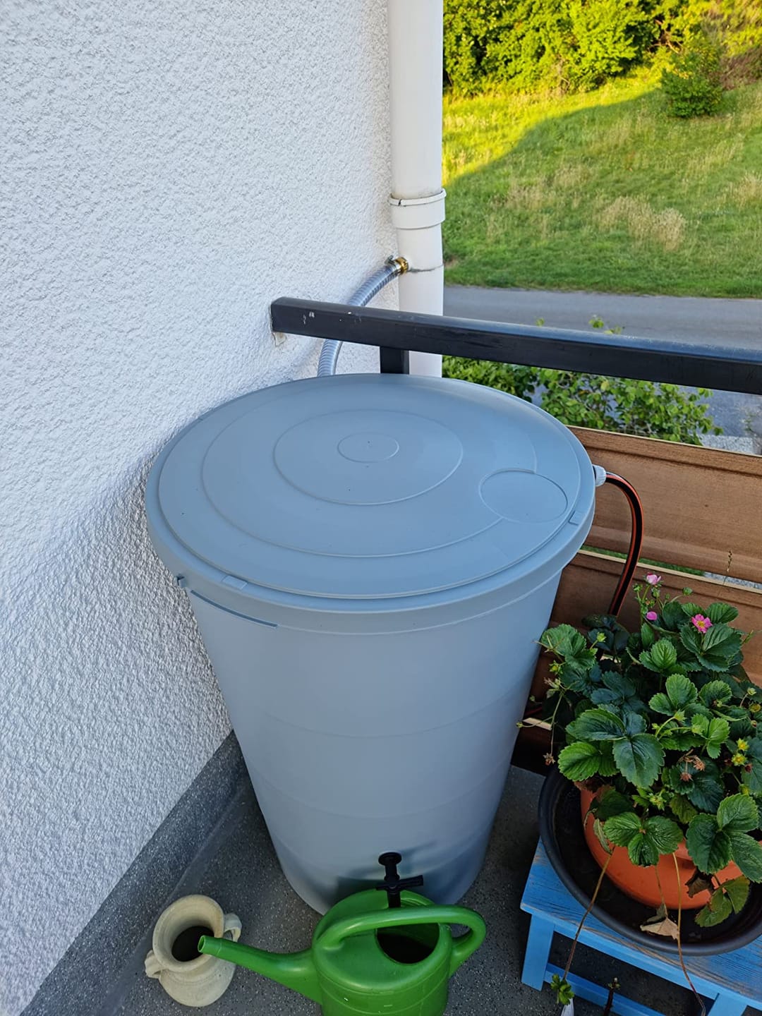 Customer photo review of YourCasa Regentonne 160/200 [inklusive Regensammler] Regenfass mit Fallrohr Anschluss Set - Regenwassertonne mit Wasserhahn