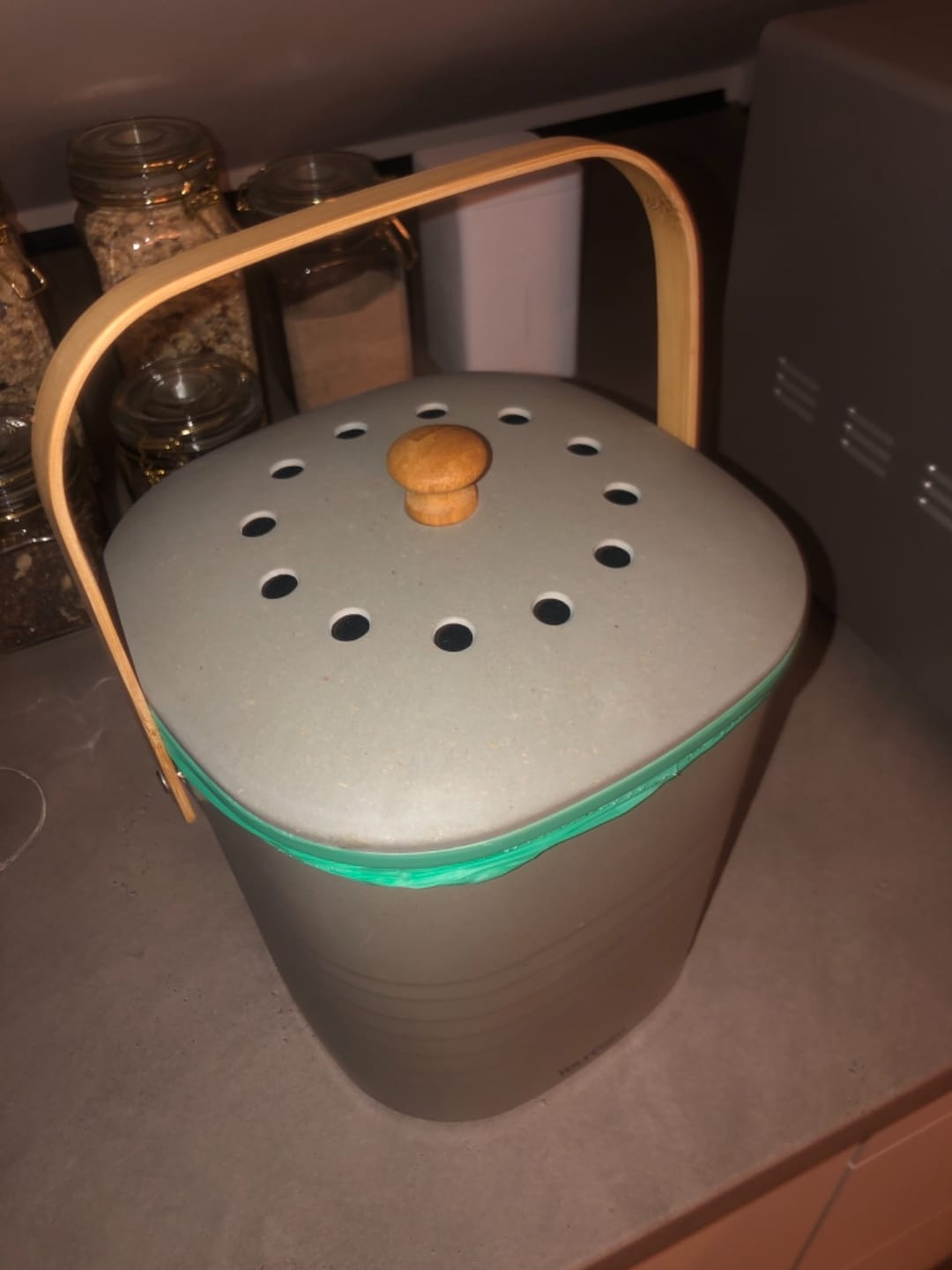 Customer photo review of YourCasa® Komposteimer - Biomülleimer Küche - geruchsdicht & abwaschbar - nachhaltiger Bio Mülleimer mit Deckel & Filter im schlichten Design