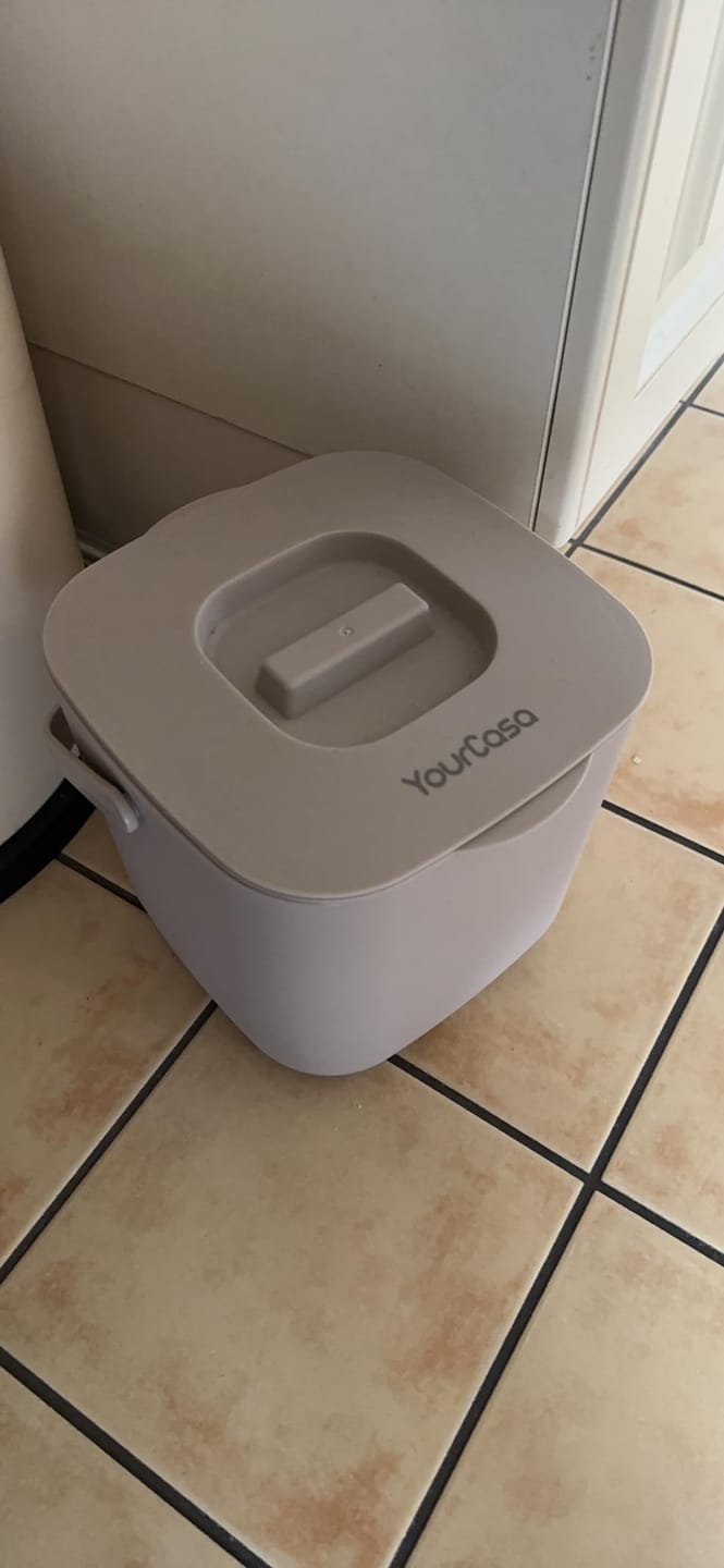Customer photo review of YourCasa® Komposteimer - 7L - für alltäglichen Biomüll in der Küche - Spülmaschinenfest - geruchsdicht- herausnehmbarer Inneneinsatz - Bio Mülleimer mit Deckel Biomülleimer Küche
