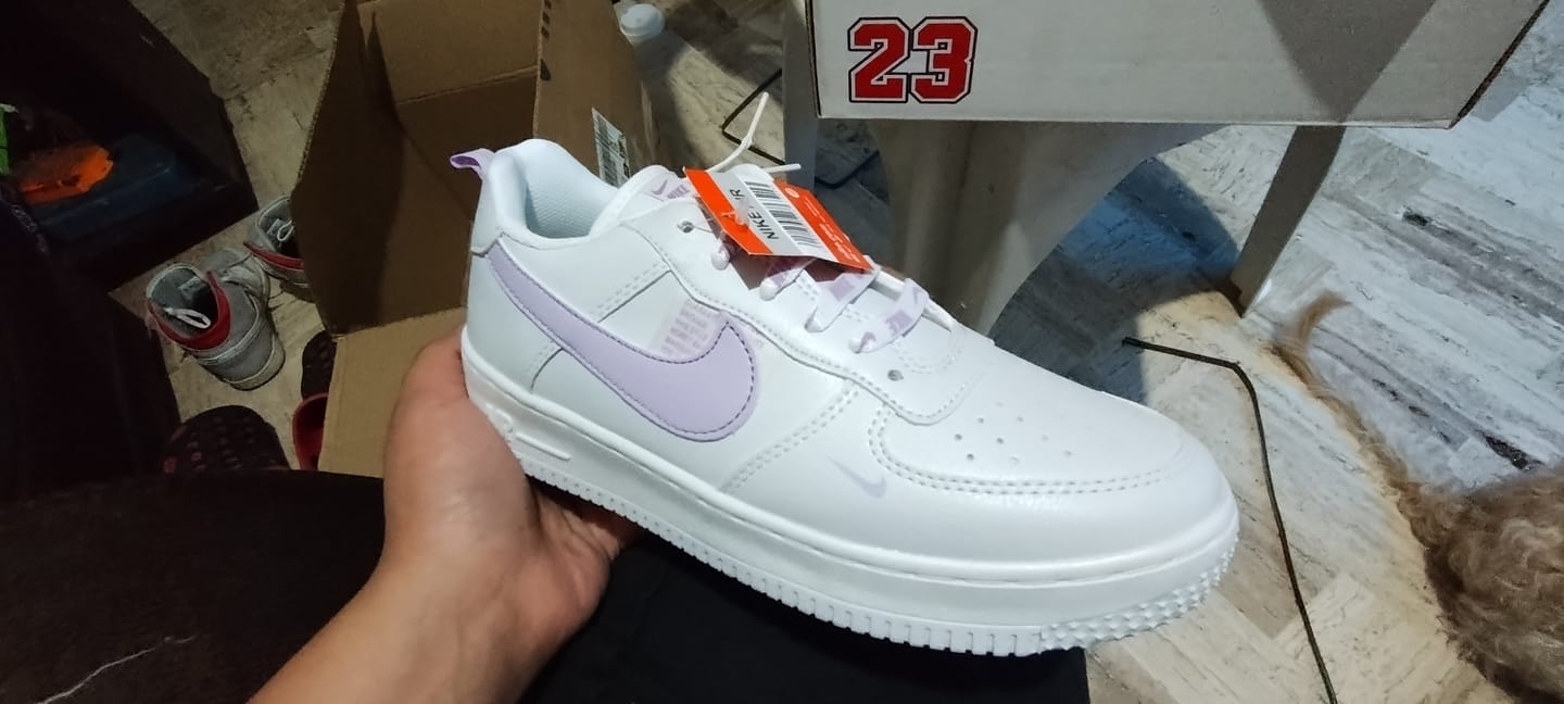Customer photo review of Tenis 275 Blanco Lila