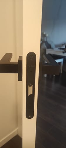 Customer photo review of Picaporte centrado condena a 70mm acabado negro canto redondo