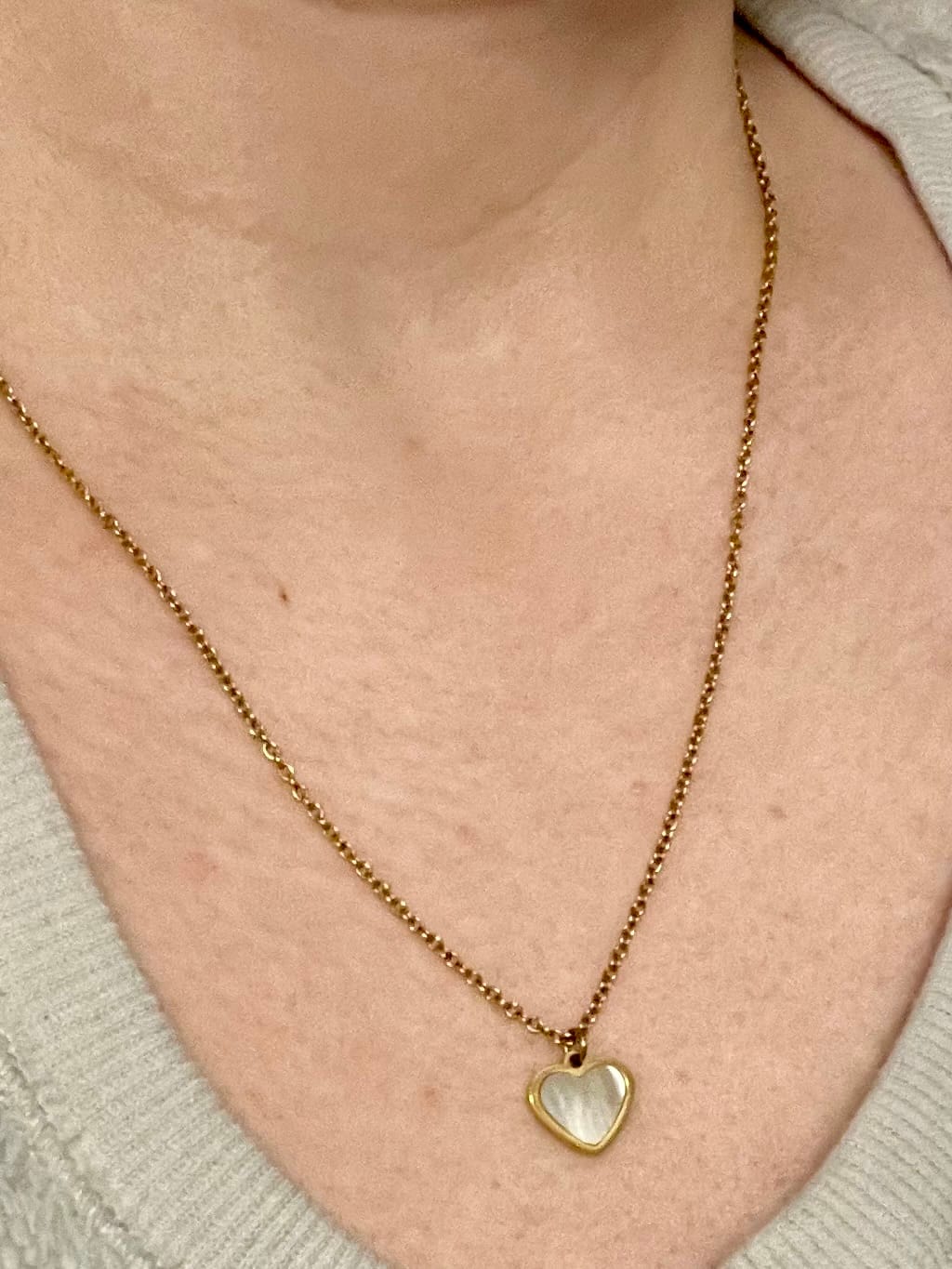 Customer photo review of Perlmutt Herz Kette | 18K vergoldet