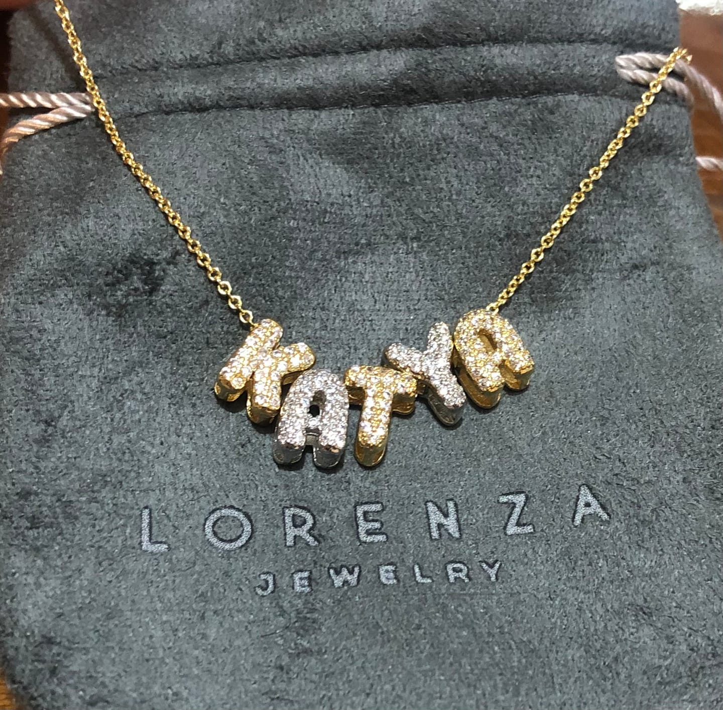 Customer photo review of Personaliza Tu Collar Inicial Mini Bubble Combinado Zirconias