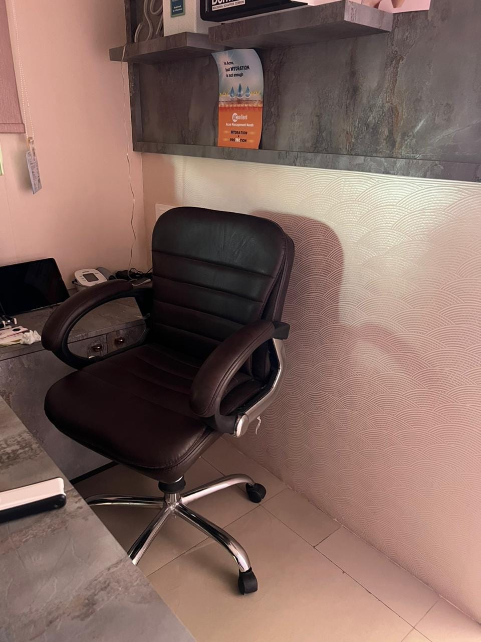 Customer photo review of Ettorez VANITY Mini Premium Leatherette Chair