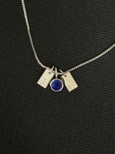 Customer photo review of Collar de iniciales con piedra de aniversario