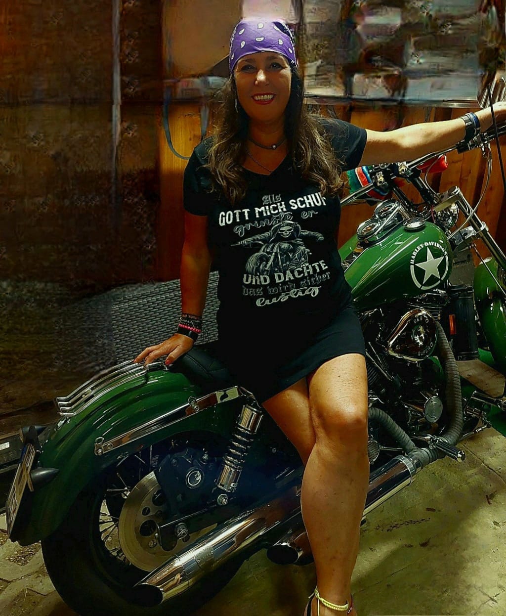 Customer photo review of Als Gott mich schuf grinste er und dachte, das wird sicher lustig! - Motorrad Damen Shirt mit V-Ausschnitt
