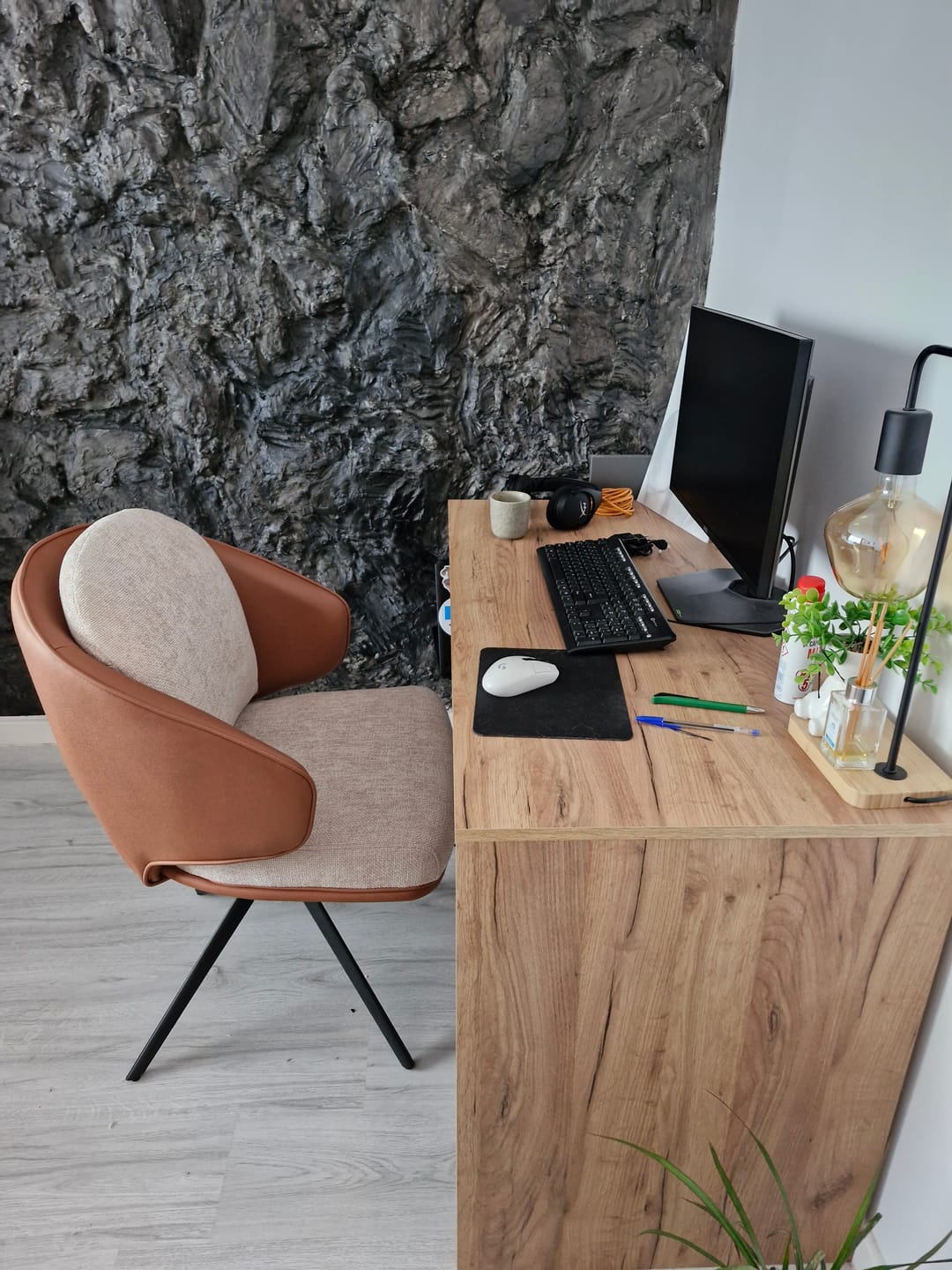 Customer photo review of Scaun rotativ K554, maro/bej/negru, stofa clasica/piele ecologica/metal, 58x67x90 cm