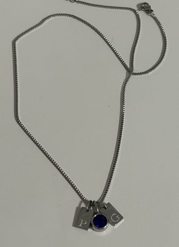 Customer photo review of Collar de iniciales con piedra de aniversario