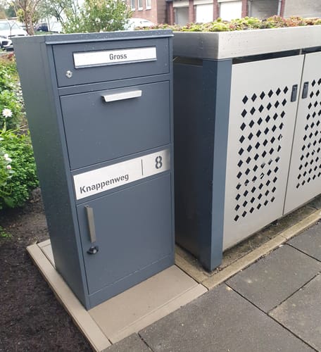 Customer photo review of AlbersDesign Stand-Paketbox PB1 anthrazit (RAL7016) personalisiert mit Edelstahl-Schild