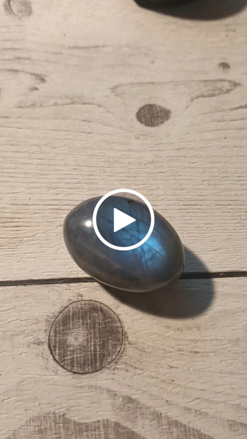 Customer video review of Mini-galet de Labradorite Bleue AAA