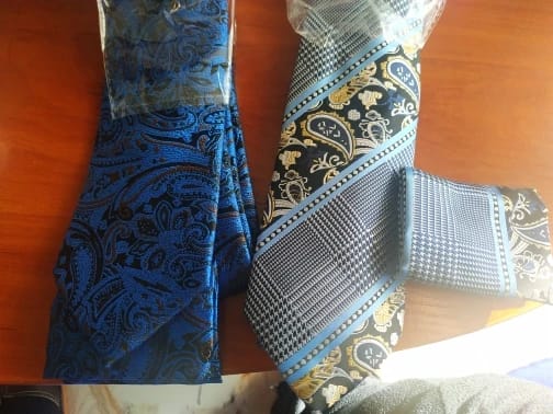 Customer photo review of New Blue Paisley Silk Necktie Pocket Square Cufflinks Set