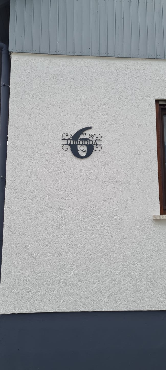Customer photo review of Hausnummer-Türschild Ornamental Style mit Familiennamen (personalisierbar)