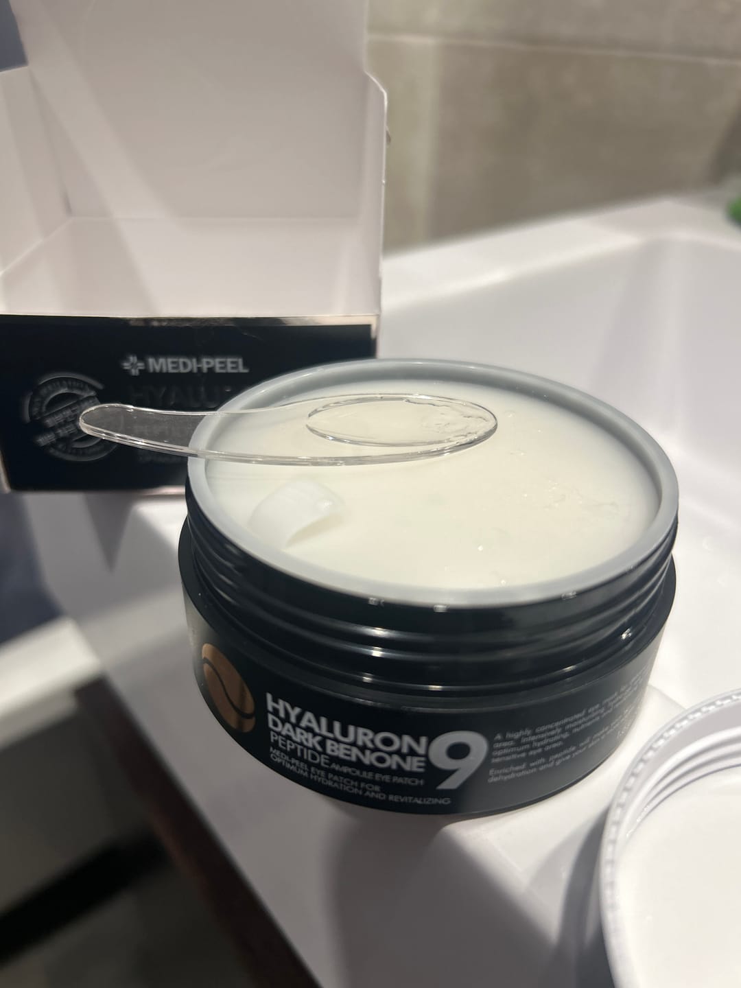 Customer photo review of Izgaismojoši patči ar peptīdiem Medi-Peel Hyaluron Dark Benone Peptide 9 Ampoule Eye Patch