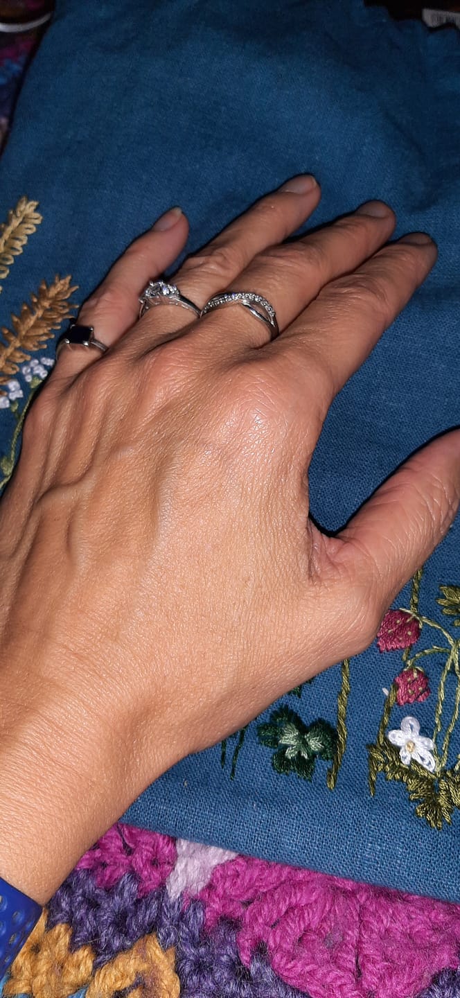 Reseña fotográfica de un cliente sobre Manos suaves - con rosa y raíz de rosa