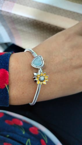 Customer photo review of Pulsera Corazon Morado Fluorescente