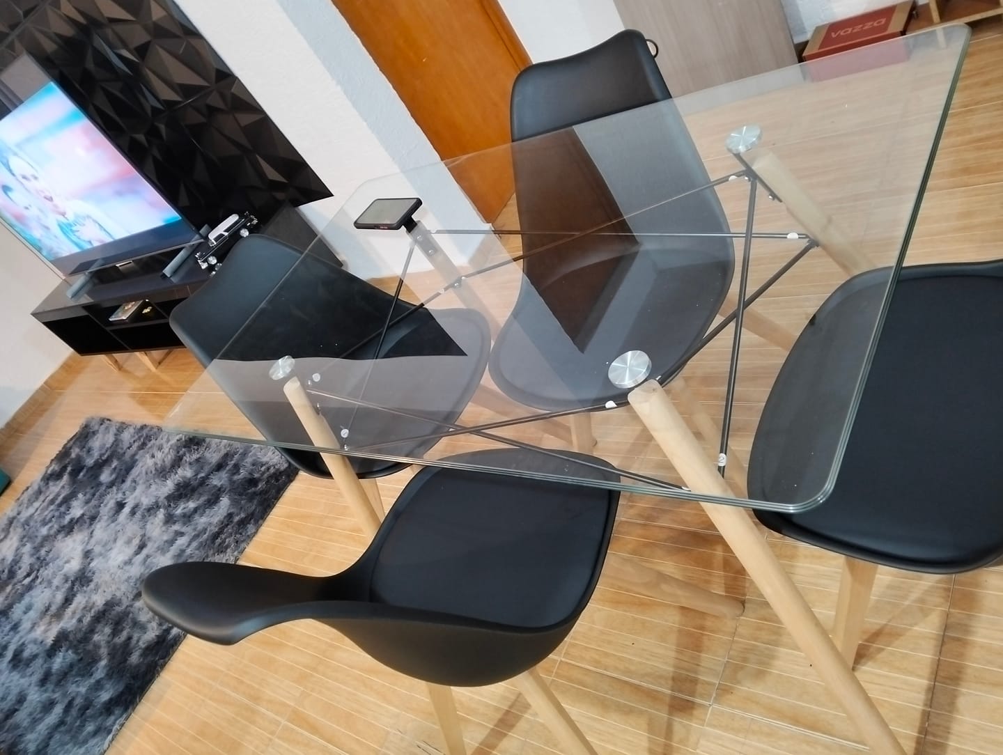 Customer photo review of Comedor Mesa Oslo Cristal T5  + 4 Sillas Frankfurt