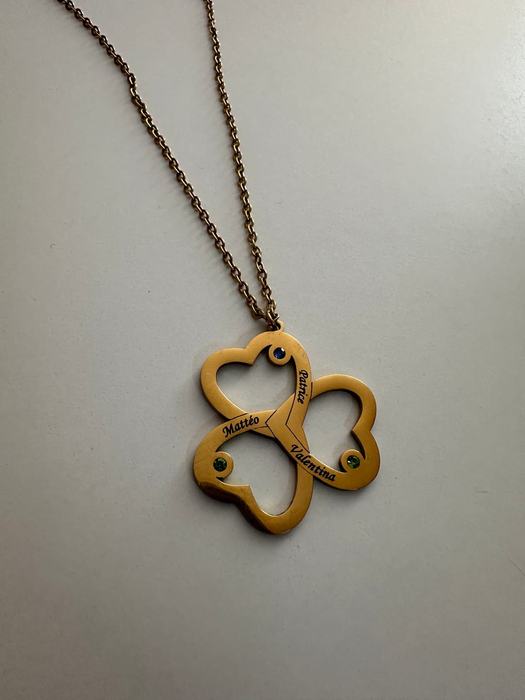 Customer photo review of Collier Prénoms Tri-Coeur Personnalisés et Pierre de Naissance