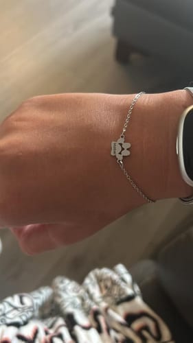 Customer photo review of Bracciale personalizzato con nome a forma di zampa
