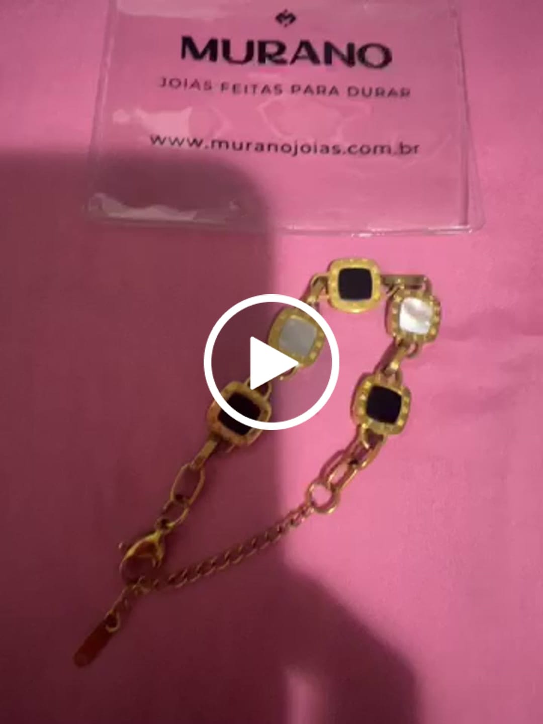 Customer video review of Pulseira Mono Quadrada Banhado em Ouro 18k