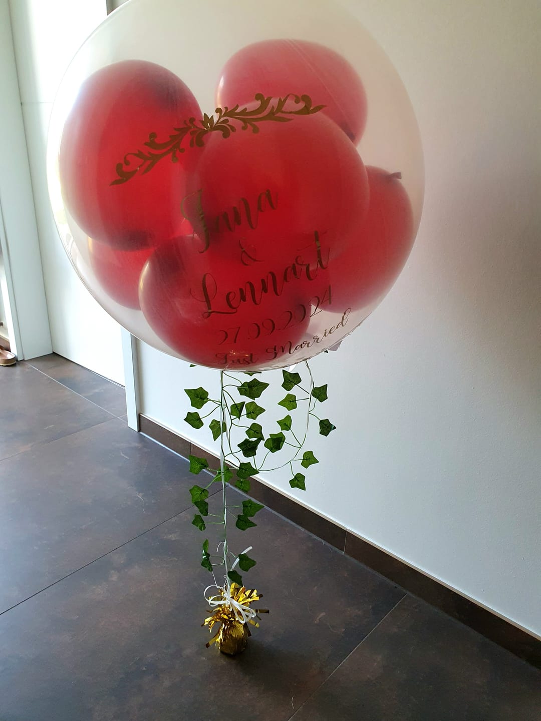 Customer photo review of Pop Up Ballon Standesamt zum Zerplatzen befüllt mit Herzballons (personalisiert) mit Versandoption