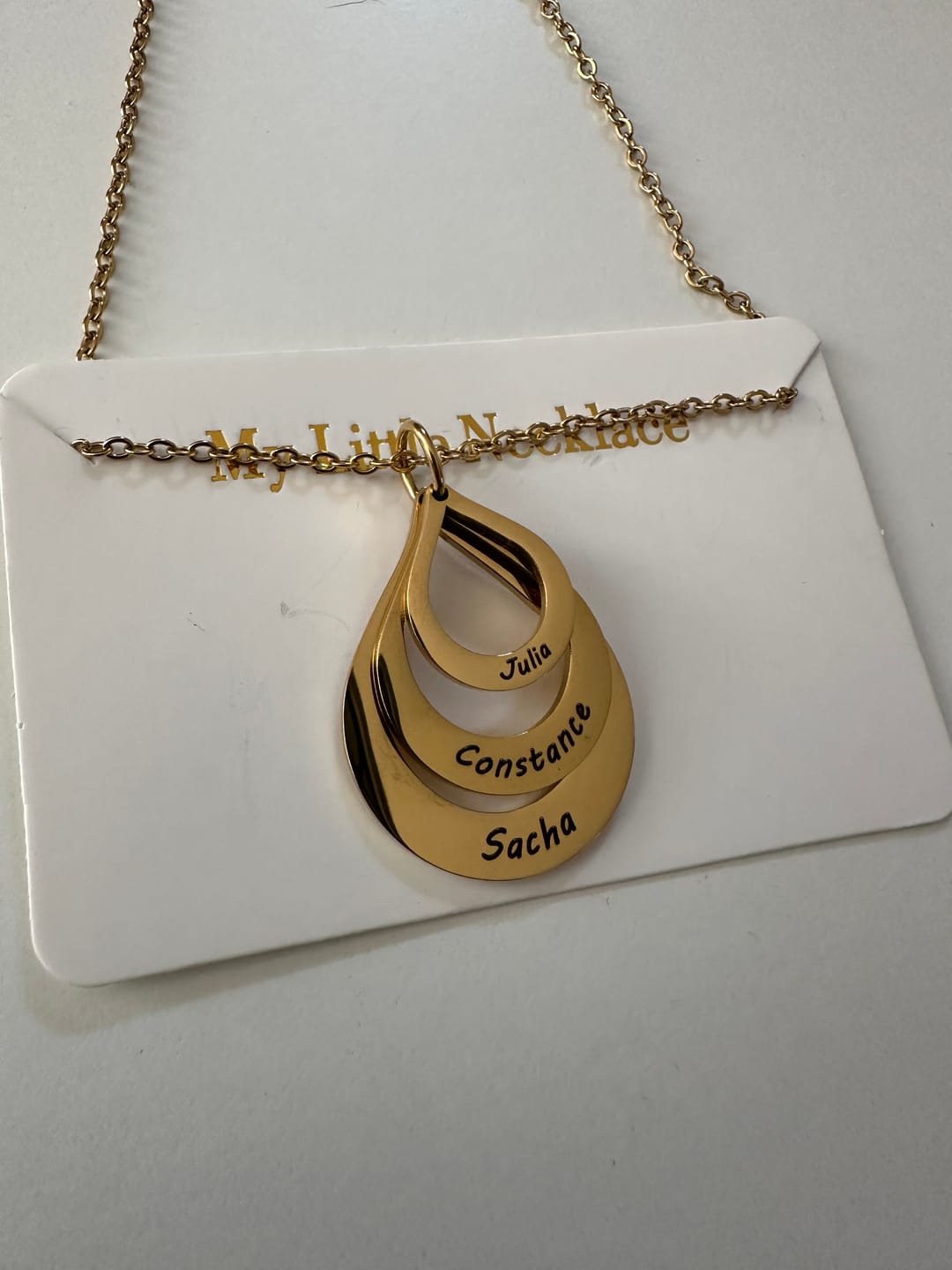 Customer photo review of Collier Personnalisé Multi-Noms Goutte